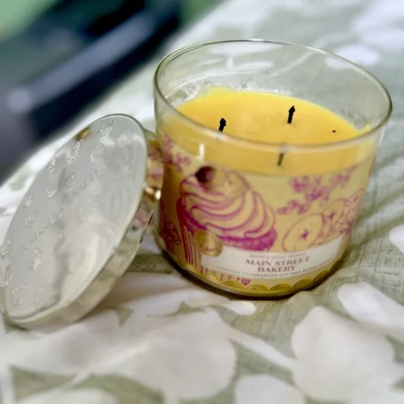 Bath & Body Works 3 Wick Scented Main Street Bakery Glass Candle - Picture 4 of 6